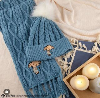 Tak tento outfit na zimu by ti Dobby určitě schválil! ❄️🧣 Zabal se do tepla s kouzelným bledě modrým setem čepice a šály –...