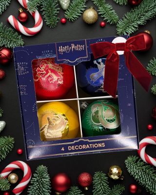 🎁 Vánoce ve světě čar a kouzel! Ozdob svůj stromek sadou kouzelných baněk z Příčné ulice a přenes se rovnou do Bradavic....