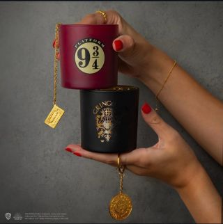 ✨ Představujeme tyto magické svíčky Harry Potter, ve kterých se ukrývá překvapení! 🕯️ Každá svíčka obsahuje originální...